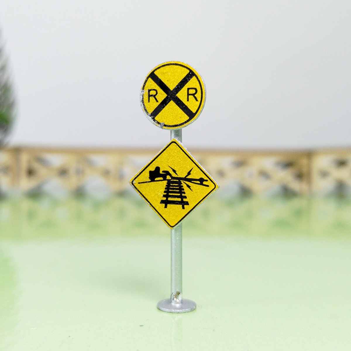 1 x HO scale railroad warning sign RR caution tracks sign trackside traffic #RCT